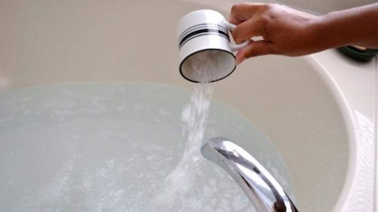 Gießen Sie eine Tasse Natron in die Badewanne und entdecken Sie die Wirkung