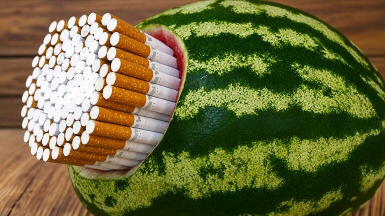 Fülle eine Wassermelone in 3 einfachen Schritten mit Zigaretten – das musst du probieren!